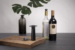 Vacu Vin Wijnpomp Met 2 Wijnstoppers - Wine Saver - Zwart -Goedkope Keuken Wijs Winkel 09814606 Wine Saver Black 1 Pump 2 Stoppers Lifestyle scaled 1