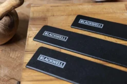 Blackwell Mesbeschermer - Universeel - Zwart - Voor Messen Met Een Lemmet Tot 22 Cm 10 Blackwell Mesbeschermer - Universeel - Zwart - Voor Messen Met Een Lemmet Tot 22 Cm -Goedkope Keuken Wijs Winkel 11 Blackwell Messenbeschermers sfeer 2