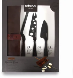 Boska Kaasmessenset Monaco+ Zwart - Met Lederen Hoes -Goedkope Keuken Wijs Winkel 307089 Cheese Set Monaco Black1 verpakking scaled