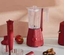Alessi Blender Plissé - 5 Snelheden + Turbostand - Rood - Michele De Lucchi - 1.5 Liter - MDL09 R -Goedkope Keuken Wijs Winkel Alessi Blender Sfeer1