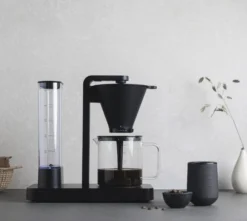 Wilfa Filter-koffiezetapparaat Performance Black - 1.25 Liter - WI602263 -Goedkope Keuken Wijs Winkel Coffee Brewer Performance WSPL 3B Environment LightBG Hor 638eed4ceb6577.05374313 1