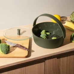 Eva Solo Stoommandje Voor Magnetron Green Tools ø 22 X 9 Cm 7 Eva Solo Stoommandje Voor Magnetron Green Tools ø 22 X 9 Cm -Goedkope Keuken Wijs Winkel Eva Solo Green Tool Daempfer fuer die Mikrowelle Situation 2