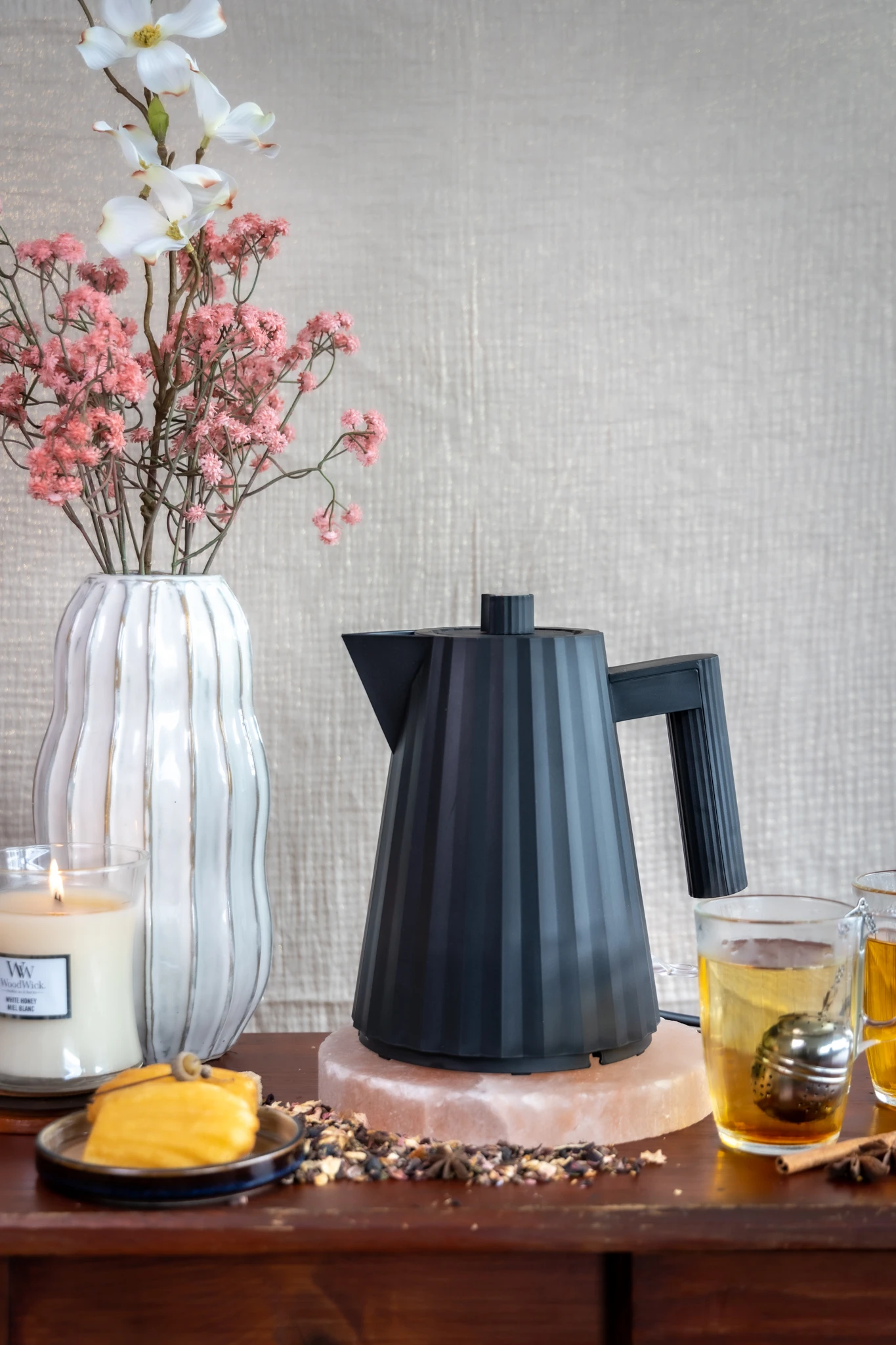 Alessi Waterkoker Plissé - Droogkookbeveiliging - Zwart - Michele De Lucchi - 1 Liter - MDL06/1 B 2 Alessi Waterkoker Plissé - Droogkookbeveiliging - Zwart - Michele De Lucchi - 1 Liter - MDL06/1 B - Afbeelding 2