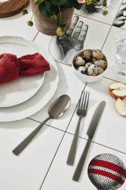 Sambonet Bestekset Flat - Zwart - 24 Delig / 6 Personen -Goedkope Keuken Wijs Winkel sambonet bestekset flat zwart sfeer3