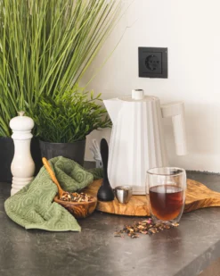 Alessi Waterkoker Plissé - Droogkookbeveiliging - Wit - Michele De Lucchi - 1 Liter - MDL06/1 W 9 Alessi Waterkoker Plissé - Droogkookbeveiliging - Wit - Michele De Lucchi - 1 Liter - MDL06/1 W -Goedkope Keuken Wijs Winkel waterkoker klein 1 scaled